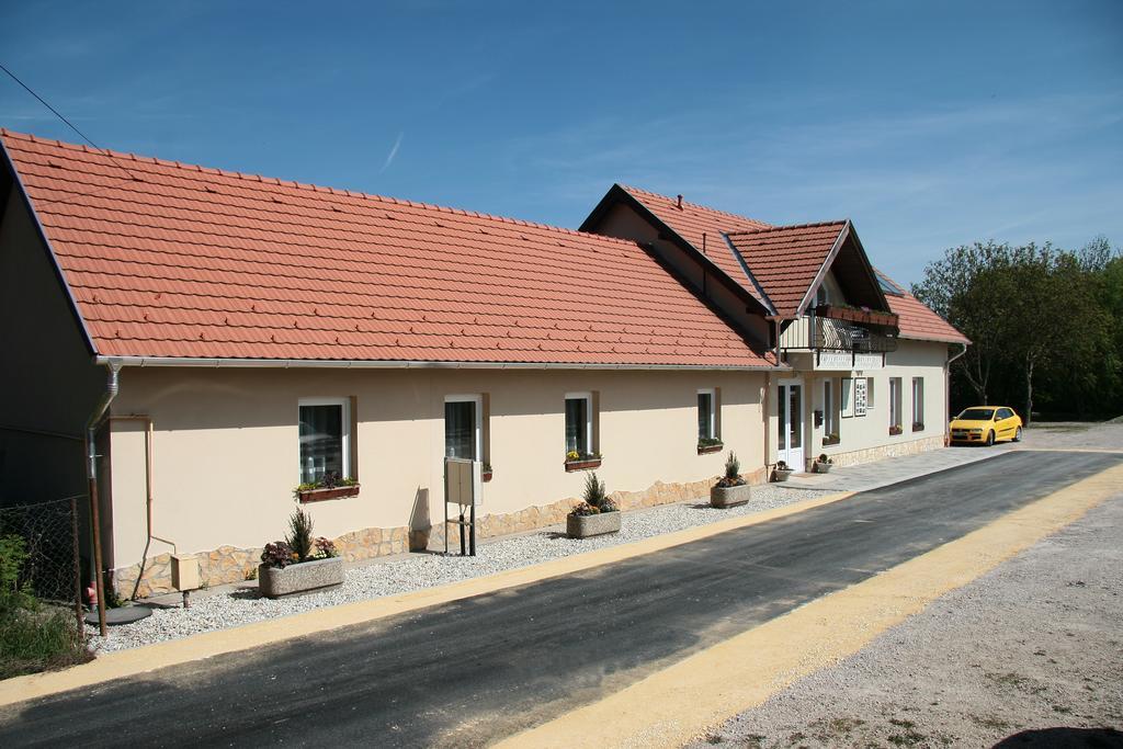 Rembrandt Vendégház Kisbér Exterior foto