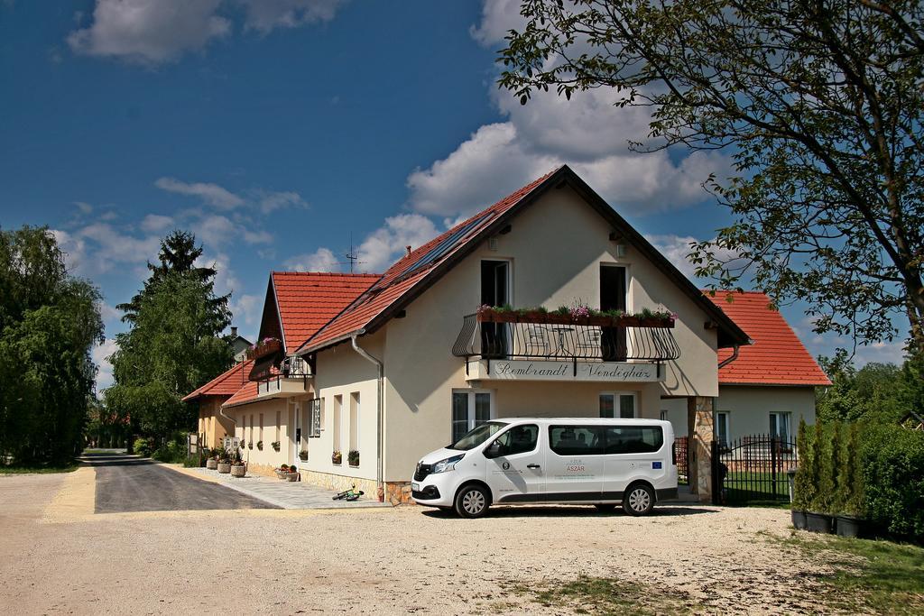 Rembrandt Vendégház Kisbér Exterior foto